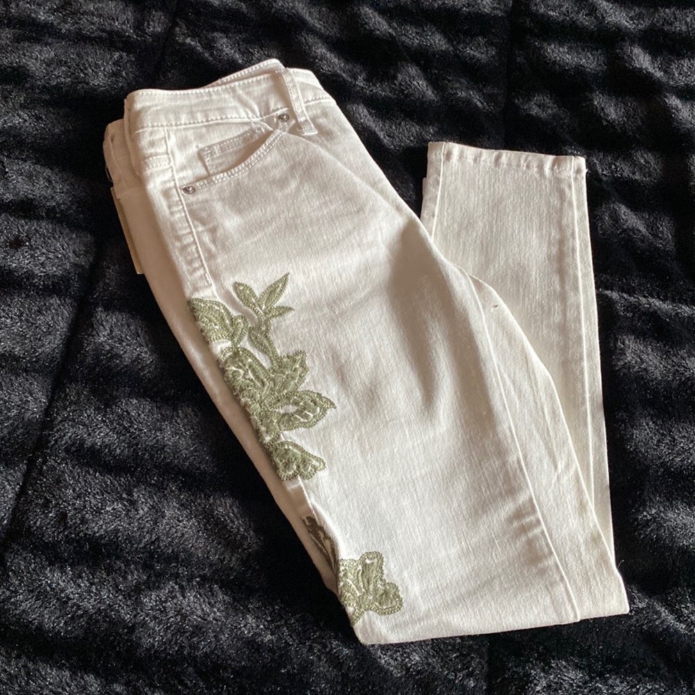 BRAND NEW WHITE PANTS